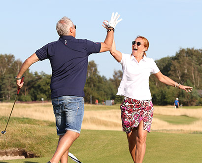  Couple clapping hands on golf course in Halmstad