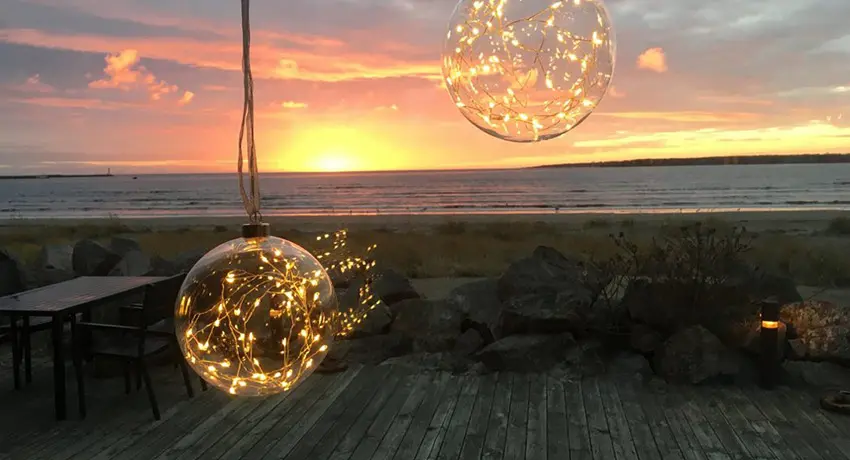 Lampor med havet som bakgrund