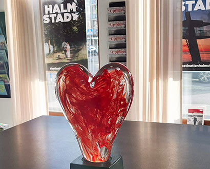 Rött glashjärta på Halmstad Tourist Center