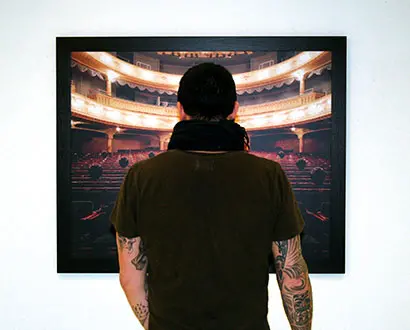 En person tittar på en tavla på Mjellby Konstmuseum i Halmstad