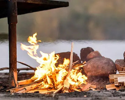 En eld som brinner vid en sjö