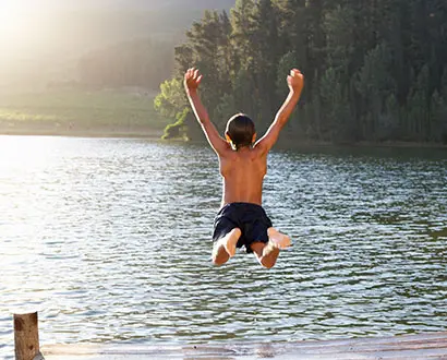 Barn hoppar ut i sjö