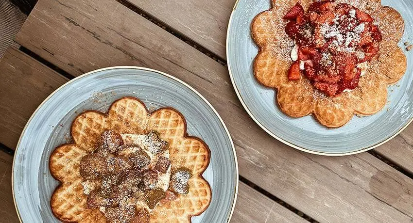 Våfflor med topping på tallrikar