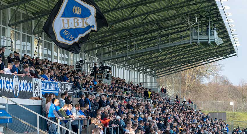 Publik på fotbollsmatch med HBK på Örjans vall i Halmstad