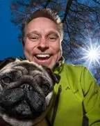 Fotograf Patrik Leonardsson och en hund