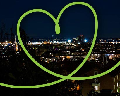 Grönt hjärta över nattbild av Halmstad city