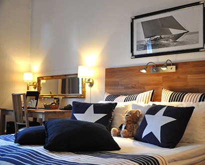 Rum med säng och skrivbord på Hotel Continental i Halmstad