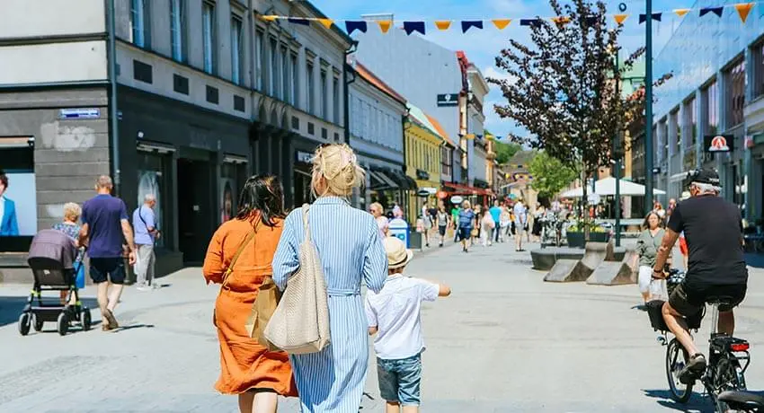 Människor strosar i Halmstad city