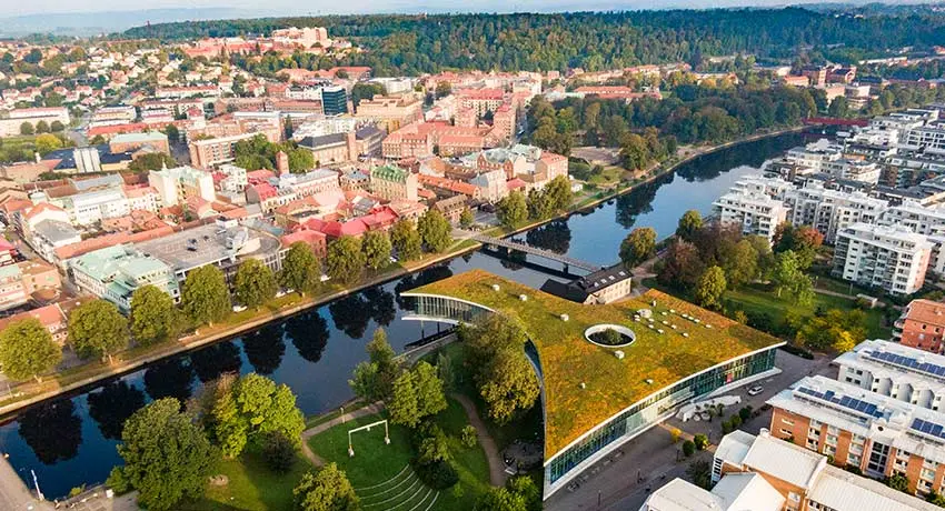 Flygbild över Stadsbiblioteket och Nissan i centrala Halmstad