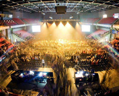 Publik fylls på i A-hallen på Halmstad Arena