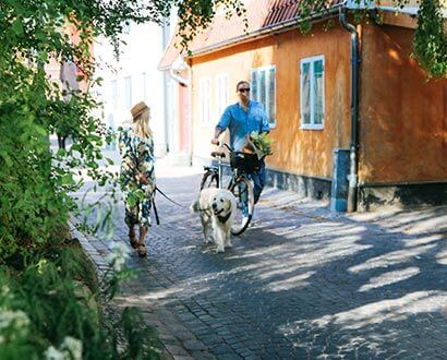 Två personer promenerar med hund i Halmstad