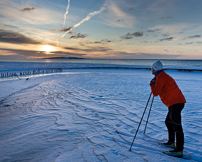 Skidåkare på en snöbeklädd på strand
