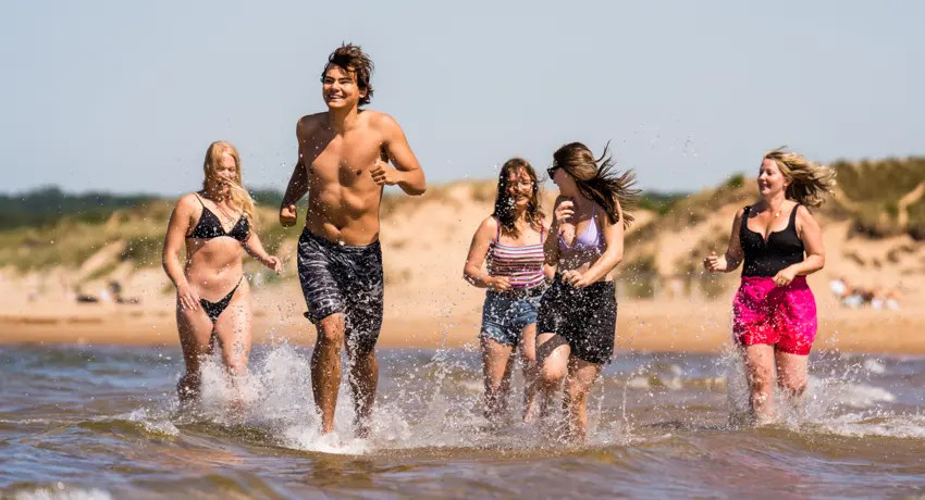 Fem personer springer ut i havet