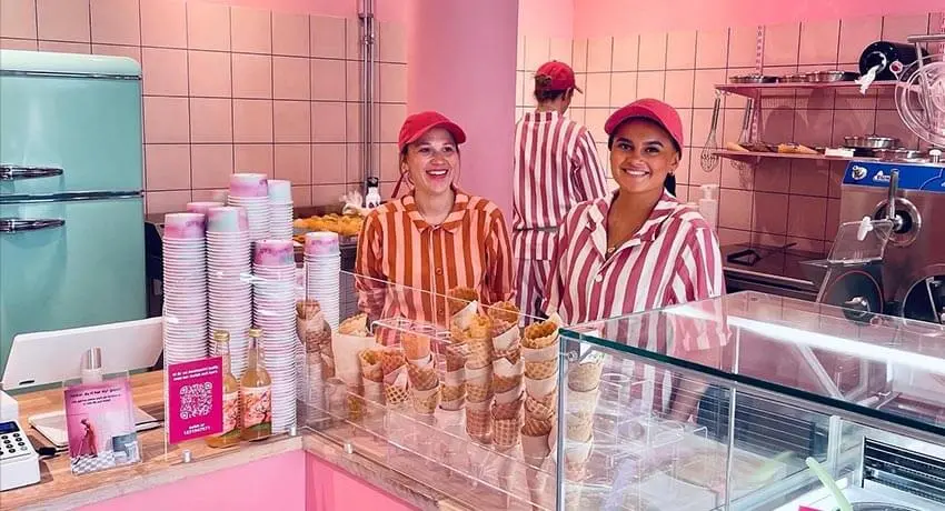 Personal i kassan på Feldts glasskiosk i Halmstad