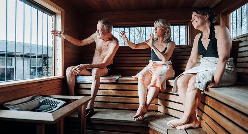 Drei Personen baden in einer Sauna am Östra Stranden in Halmstad