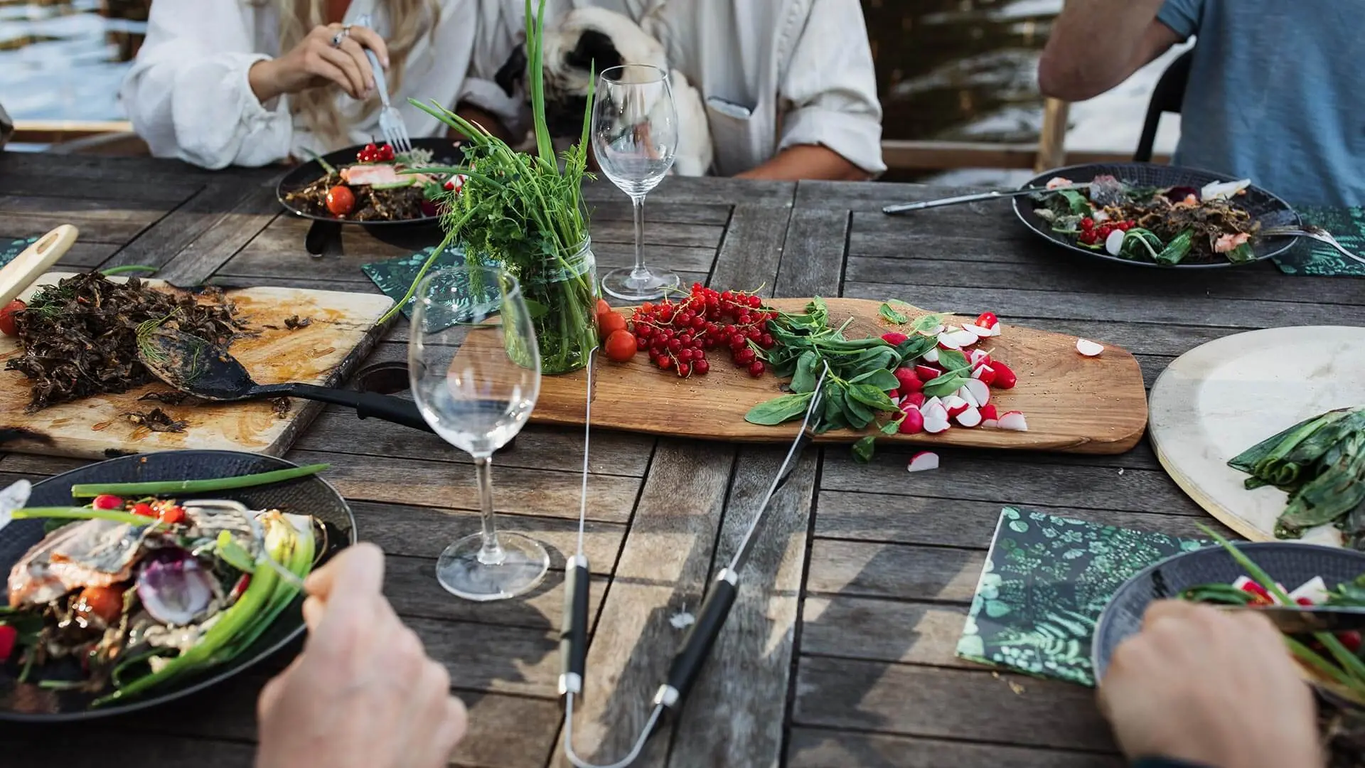 Ett dukat bord och människor som äter