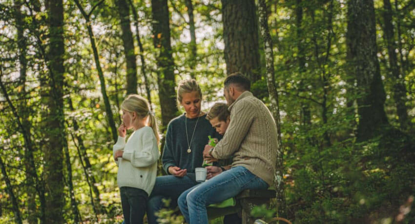 Familj fikar i naturreservatet Danska fall i Halmstad