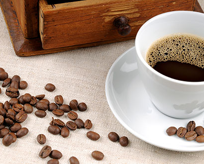 Kaffebönor och kaffekopp