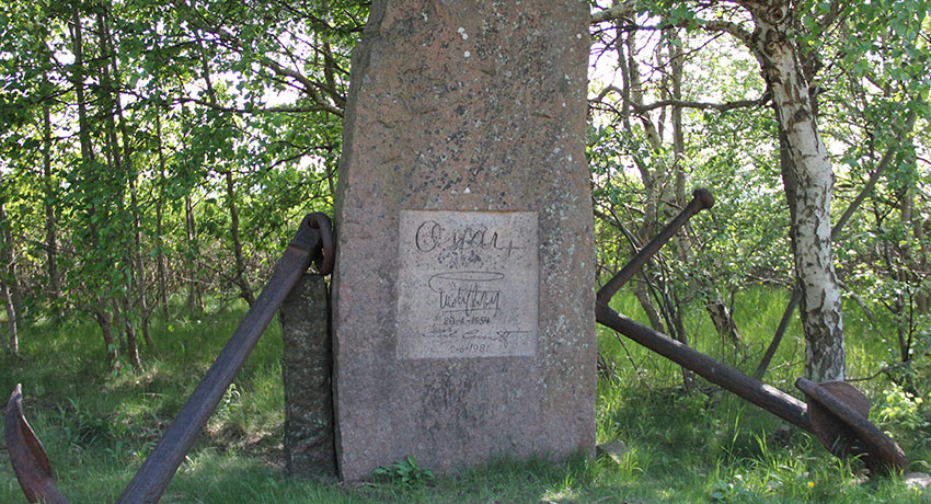 En rest sten med flera kungars namnteckning på