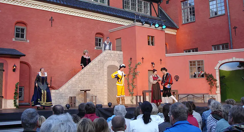 Teaterföreställning på Halmstad slotts borggård
