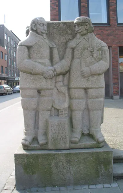 Die Skulptur das Kungamötet und Stora Torg in Halmstad