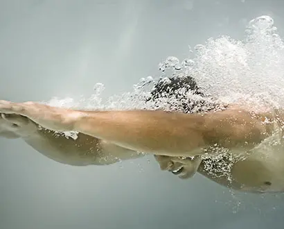 Person simmar under vattnet