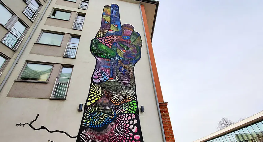 Carolina Falkholt verk Pi målat på en fasadvägg