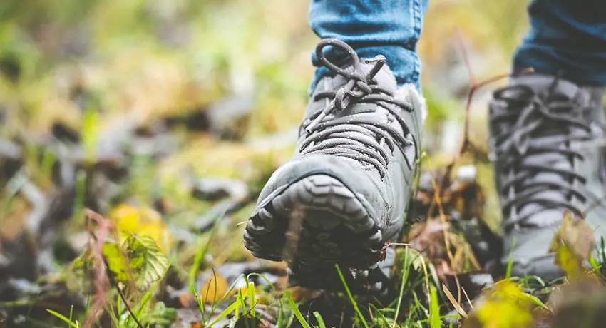 Skor som är ute och vandrar i skogen