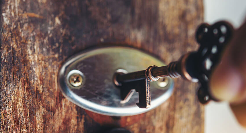 Gammel nøgle indsættes i et nøglehul