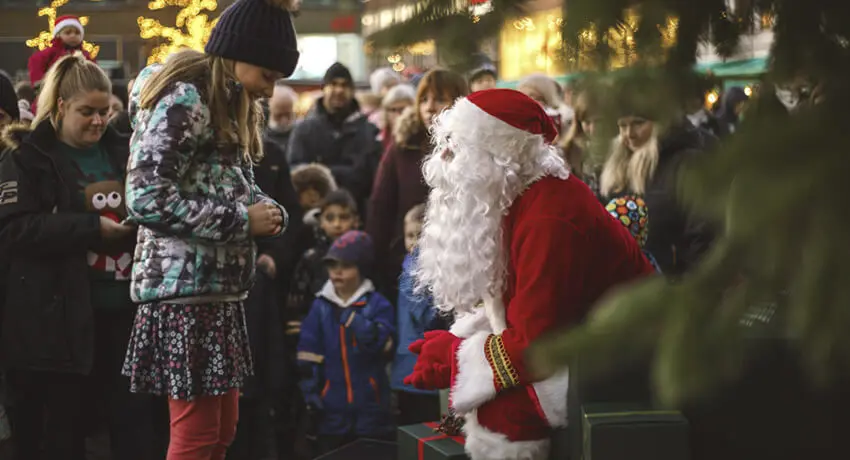 Barn träffar tomten under julskyltning i Halmstad