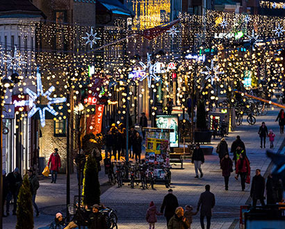 Julbelysning lyser i Halmstad City under kvällen