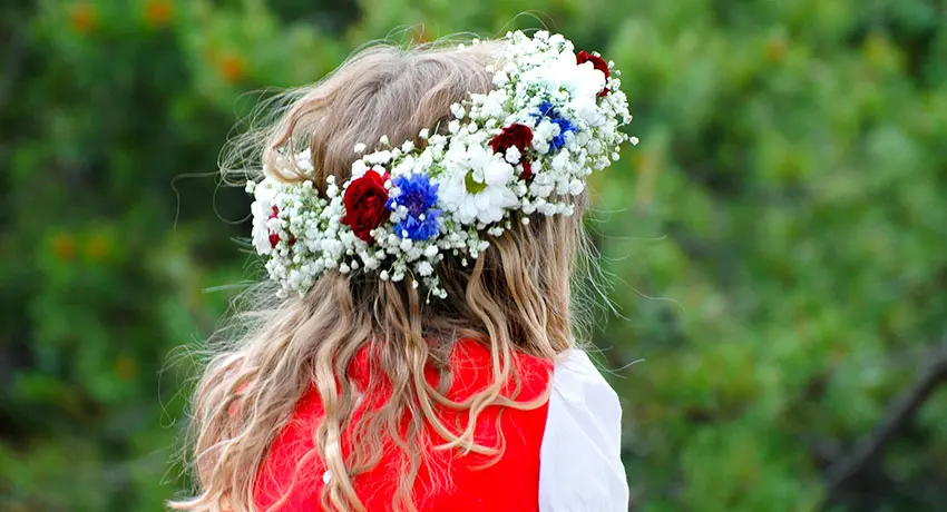 Barn med blomsterkrans i håret